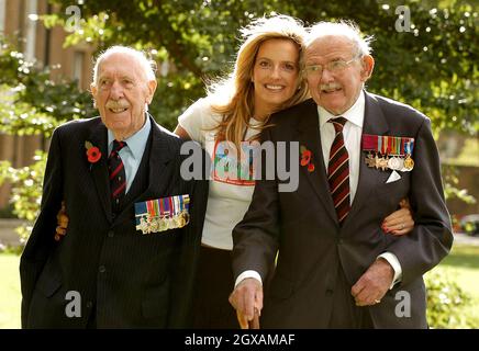 Penny Lancaster lancia la scricchiera dei Poppy Appeal 2004 della Royal British Legion presso l'Imperial War Museaum di Londra. A Penny si unì il tenente colonnello Eric Wilson, 92, uno dei soli cinque possessori sopravvissuti della British Victoria Cross, e George Cross, Colonel Stuart Archer OBE, un pioniere dello smaltimento della bomba britannica. Foto Stock