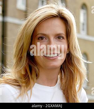 Penny Lancaster lancia la scricchiera dei Poppy Appeal 2004 della Royal British Legion presso l'Imperial War Museaum di Londra. A Penny si unì il tenente colonnello Eric Wilson, 92, uno dei soli cinque possessori sopravvissuti della British Victoria Cross, e George Cross, Colonel Stuart Archer OBE, un pioniere dello smaltimento della bomba britannica. Foto Stock