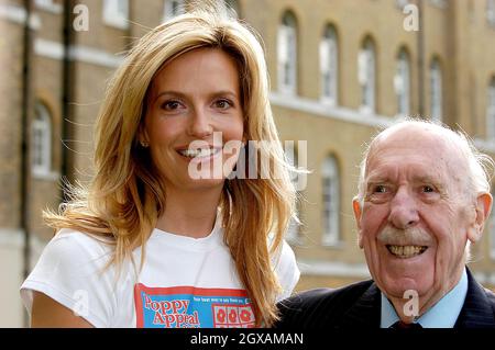 Penny Lancaster lancia la scricchiera dei Poppy Appeal 2004 della Royal British Legion presso l'Imperial War Museaum di Londra. A Penny si unì il tenente colonnello Eric Wilson, 92, uno dei soli cinque possessori sopravvissuti della British Victoria Cross, e George Cross, Colonel Stuart Archer OBE, un pioniere dello smaltimento della bomba britannica. Alma Robinson/allactiondigital.com Foto Stock