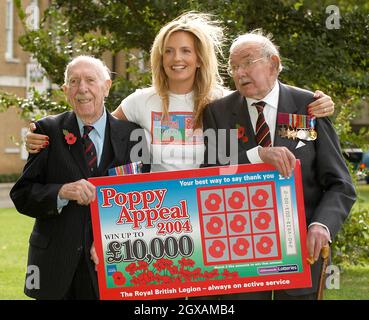 Penny Lancaster lancia la scricchiera dei Poppy Appeal 2004 della Royal British Legion presso l'Imperial War Museaum di Londra. A Penny si unì il tenente colonnello Eric Wilson, 92, uno dei soli cinque possessori sopravvissuti della British Victoria Cross, e George Cross, Colonel Stuart Archer OBE, un pioniere dello smaltimento della bomba britannica. Foto Stock