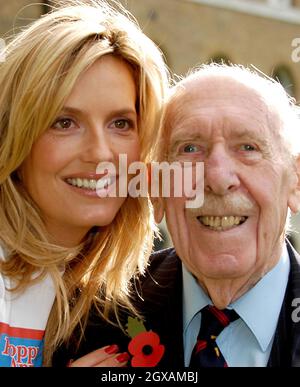 Penny Lancaster lancia la scricchiera dei Poppy Appeal 2004 della Royal British Legion presso l'Imperial War Museaum di Londra. A Penny si unì il tenente colonnello Eric Wilson, 92, uno dei soli cinque possessori sopravvissuti della British Victoria Cross, e George Cross, Colonel Stuart Archer OBE, un pioniere dello smaltimento della bomba britannica. Foto Stock