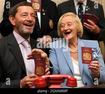 Il segretario di casa David Blunkett si unisce all'attrice della famiglia Royle, Liz Smith, alla conferenza stampa e alla fotocall, annunciando l'attuazione di passaporti gratuiti per tutti i cittadini britannici nati prima del 2 settembre 1929. L'evento si è svolto presso il Cabinet War Rooms di Whitehall, Londra. Foto Stock