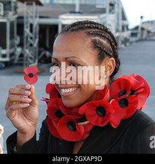 Kelly Holmes ha lanciato l'appello britannico di papavero della Legione sul terrapieno fuori dal municipio, giovedì 21 ottobre. Foto Stock