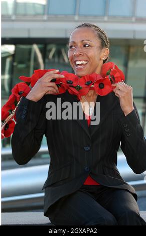 Kelly Holmes ha lanciato l'appello britannico di papavero della Legione sul terrapieno fuori dal municipio, giovedì 21 ottobre. Foto Stock