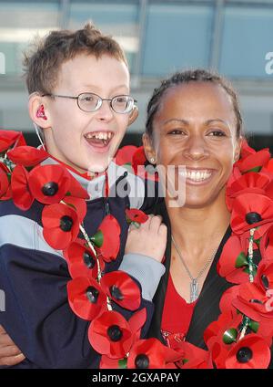 Kelly Holmes ha lanciato l'appello britannico di papavero della Legione sul terrapieno fuori dal municipio, giovedì 21 ottobre. Foto Stock