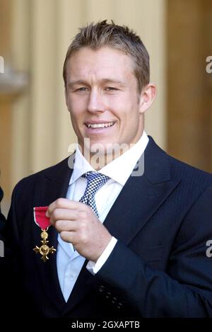 La stella di Rugby Jonny Wilkinson ha guidato gli eroi della Coppa del mondo d'Inghilterra oggi mentre l'intera squadra è stata onorata dalla regina. Il capitano infortunato di 25 anni ricevette un ordine dell'Impero britannico per i servizi di rugby insieme al veterano Jason Leonard. Anwar Hussein/allactiondigital.com Foto Stock