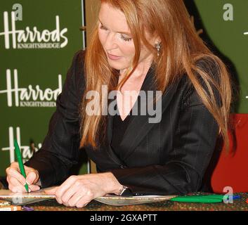 La duchessa di York, Sarah Ferguson, firma copie del suo ultimo libro in The Little Red Series,'Little Red's Christmas Story' ad Harrods, Londra. Foto Stock