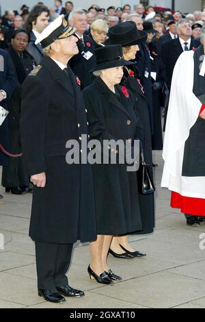 La Regina Elisabetta II e il Duca di Edimburgo presenziano ad un servizio per celebrare il giorno dell'armistizio presso il campo della memoria nel terreno dell'Abbazia di Westminster di Londra il 11/11/2004. Foto Stock