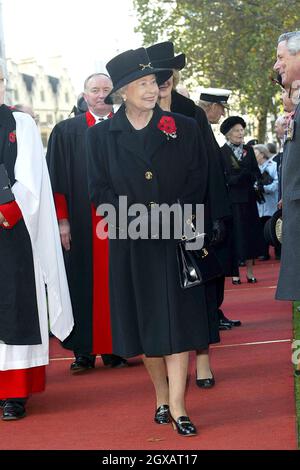 La regina Elisabetta II di HM partecipa ad un servizio per celebrare il giorno dell'armistizio al campo della memoria nel terreno dell'Abbazia di Westminster di Londra il 11/11/2004. Foto Stock