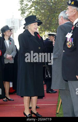 La regina Elisabetta II di HM partecipa ad un servizio per celebrare il giorno dell'armistizio al campo della memoria nel terreno dell'Abbazia di Westminster di Londra il 11/11/2004. Foto Stock