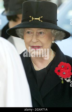 La regina Elisabetta II di HM partecipa ad un servizio per celebrare il giorno dell'armistizio al campo della memoria nel terreno dell'Abbazia di Westminster di Londra il 11/11/2004. Foto Stock