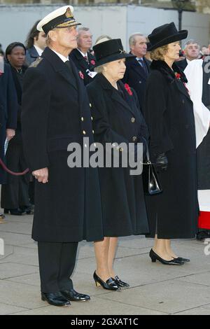 La Regina Elisabetta II e il Duca di Edimburgo presenziano ad un servizio per celebrare il giorno dell'armistizio presso il campo della memoria nel terreno dell'Abbazia di Westminster di Londra il 11/11/2004. Foto Stock