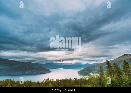Utvik, Contea di Sogn Og Fjordane, Norvegia. Paesaggio del lago di montagna norvegese. Il fiordo di Innvikfjord è Un fiordo di Nordfjord del comune di Stryn