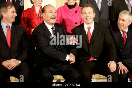 Il presidente francese Jacques Chirac (L) scrolla le mani con il primo ministro britannico Tony Blair a Londra durante la sua visita nel Regno Unito per celebrare il centenario dell'Entente Cordiale, 18 novembre 2004. Anwar Hussein/allactiondigital.com Foto Stock