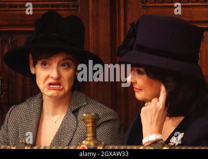 Cherie Blair (a sinistra), moglie del primo ministro britannico Tony Blair, siede con Pauline Prescott, moglie del vice PM John Prescott all'apertura di Stato del Parlamento alla Camera dei Lord, Westminster, Londra, martedì 23 novembre 2004. La sicurezza era il tema chiave del discorso della Regina. Anwar Hussein/allactiondigital.com Foto Stock