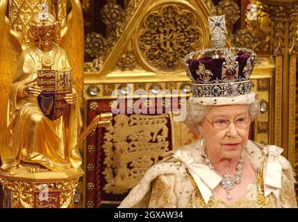 La regina britannica Elisabetta II fa il suo discorso nella Camera della Camera dei Lord, Westminster, Londra, martedì 23 novembre 2004. La sicurezza era il tema chiave del discorso della Regina. Anwar Hussein/allactiondigital.com Foto Stock