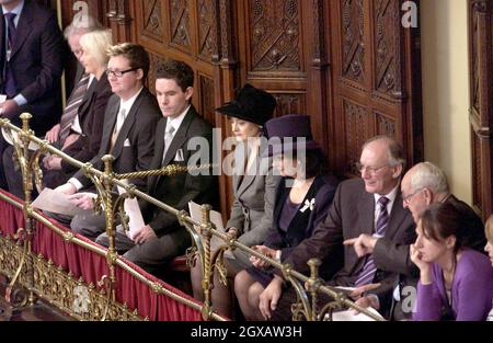 Cherie Blair guarda come sua Maestà la Regina Elisabetta II consegna il suo discorso annuale alla Camera dei Comuni all'apertura di Stato del Parlamento. Il discorso tenuto in mezzo alla tradizione e alla cerimonia giunge in vista delle prossime elezioni generali e definisce l'agenda del governo per l'anno a venire. Anwar Hussein/allactiondigital.com Foto Stock