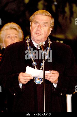 Le 2004 luci dell'albero di Natale sono accese a Trafalgar Square, Londra il 30.11.04 dal sindaco di Oslo, MR. Per Ditlev-Simonsen. Il Signore Sindaco di Westminster, Catherine Longworth, e il Signore Sindaco di Westminster, ha partecipato all'evento il Sig. Tarald Brautaset. Foto Stock