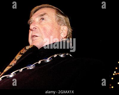 Le 2004 luci dell'albero di Natale sono accese a Trafalgar Square, Londra il 30.11.04 dal sindaco di Oslo, MR. Per Ditlev-Simonsen. Il Signore Sindaco di Westminster, Catherine Longworth, e il Signore Sindaco di Westminster, ha partecipato all'evento il Sig. Tarald Brautaset. Foto Stock