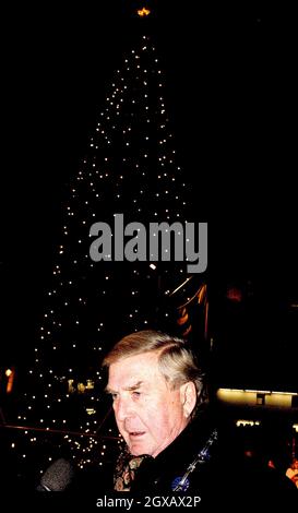 Le 2004 luci dell'albero di Natale sono accese a Trafalgar Square, Londra il 30.11.04 dal sindaco di Oslo, MR. Per Ditlev-Simonsen. Il Signore Sindaco di Westminster, Catherine Longworth, e il Signore Sindaco di Westminster, ha partecipato all'evento il Sig. Tarald Brautaset. Foto Stock