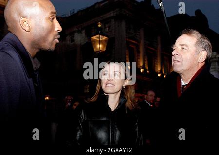 Sol Campbell, Martina Hingis e Adolf Ogi partecipano lunedì 13 dicembre al lancio della nuova iniziativa sportiva delle Nazioni Unite presso il Somerset House Ice Rink di Londra. Foto Stock