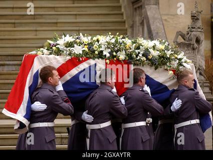 La bara di Sir Angus Ogilvy, il marito della cugina della Regina, la Principessa Alexandra, è trasportata dalla Cappella di San Giorgio a Windsor, dopo il funerale, mercoledì 5 gennaio 2005. Sir Angus, è morto il giorno di Santo Stefano all'età di 76 anni. Anwar Hussein/allactiondigital.com Foto Stock