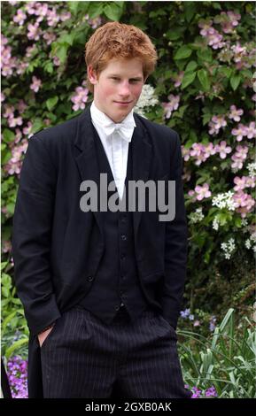Foto dell'archivio del Principe Harry scattato all'Eton College maggio 2003. Il principe dei 'playboy' ha fatto i titoli ancora una volta, dopo aver partecipato ad una festa di vestito con una svastica nazista sul suo braccio. Lo scandalo più recente segue una successione di incidenti che hanno visto il principe di 20 anni catturato fumare cannabis come adolescente al suo più recente lotteria nightclub con un fotografo paparazzi. Anwar Hussein/allactiondigital.com Foto Stock