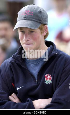 Foto di archivio del principe Harry ad una partita di polo nel luglio 2003. Il principe dei 'playboy' ha fatto i titoli ancora una volta, dopo aver partecipato ad una festa di vestito con una svastica nazista sul suo braccio. Lo scandalo più recente segue una successione di incidenti che hanno visto il principe di 20 anni catturato fumare cannabis come adolescente al suo più recente lotteria nightclub con un fotografo paparazzi. Anwar Hussein/allactiondigital.com Foto Stock