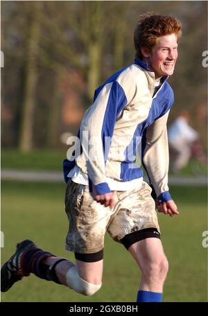 Foto dell'archivio del Principe Harry scattato all'Eton College maggio 2003. Il principe dei 'playboy' ha fatto i titoli ancora una volta, dopo aver partecipato ad una festa di vestito con una svastica nazista sul suo braccio. Lo scandalo più recente segue una successione di incidenti che hanno visto il principe di 20 anni catturato fumare cannabis come adolescente al suo più recente lotteria nightclub con un fotografo paparazzi. Anwar Hussein/allactiondigital.com Foto Stock