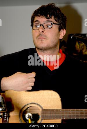 Il Futureheads ad un instore record firma e spettacolo dal vivo a HMV, Newcastle. Foto Stock