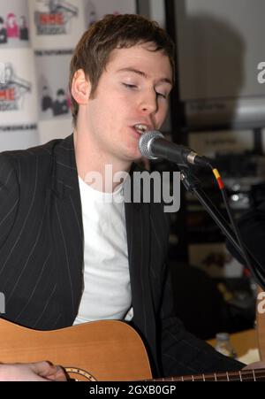 Il Futureheads ad un instore record firma e spettacolo dal vivo a HMV, Newcastle. Foto Stock