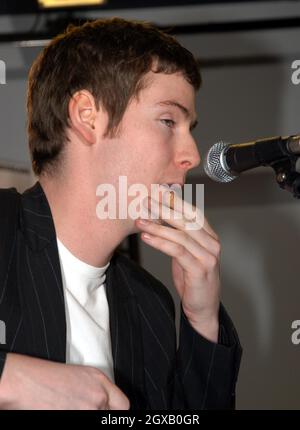 Il Futureheads ad un instore record firma e spettacolo dal vivo a HMV, Newcastle. Foto Stock