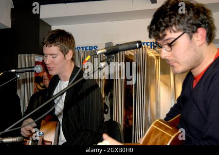 Il Futureheads ad un instore record firma e spettacolo dal vivo a HMV, Newcastle. Foto Stock