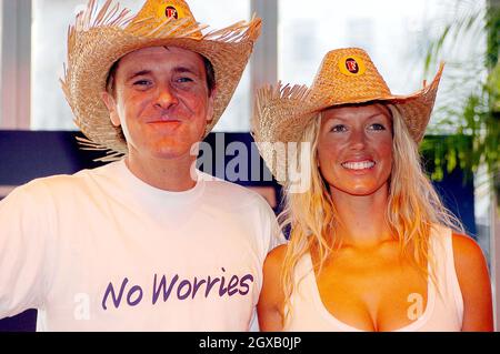 L'ex stella del cricket Test Phil Tufnell e Annalise Braakensiek, ex-stella di casa e di via, capitano Inghilterra e squadre australiane di cricket in una partita di cricket di beneficenza una tantissima per celebrare Foster's Australia Day, Trafalgar Square, Londra. Il 26 gennaio. Foto Stock