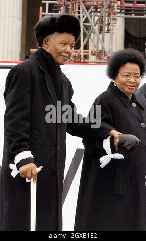 Nelson Mandela al Make Poverty History Rally, che si è tenuto a Trafalgar Square nel centro di Londra. Circa 220 sindacati, gruppi di pressione, associazioni di beneficenza, gruppi religiosi e celebrità si sono Uniti per esercitare pressione sul governo per garantire un commercio equo e un ulteriore aiuto per i paesi in via di sviluppo. Foto Stock