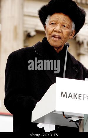 Nelson Mandela al Make Poverty History Rally, che si è tenuto a Trafalgar Square nel centro di Londra. Circa 220 sindacati, gruppi di pressione, associazioni di beneficenza, gruppi religiosi e celebrità si sono Uniti per esercitare pressione sul governo per garantire un commercio equo e un ulteriore aiuto per i paesi in via di sviluppo. Foto Stock