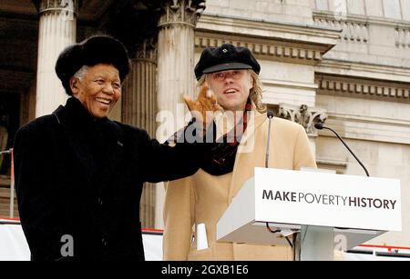 Nelson Mandela e Sir Bob Geldof al Make Poverty History Rally, che si è tenuto a Trafalgar Square nel centro di Londra. Circa 220 sindacati, gruppi di pressione, associazioni di beneficenza, gruppi religiosi e celebrità si sono Uniti per esercitare pressione sul governo per garantire un commercio equo e un ulteriore aiuto per i paesi in via di sviluppo. Foto Stock