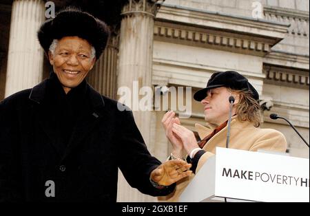 Nelson Mandela e Sir Bob Geldof al Make Poverty History Rally, che si è tenuto a Trafalgar Square nel centro di Londra. Circa 220 sindacati, gruppi di pressione, associazioni di beneficenza, gruppi religiosi e celebrità si sono Uniti per esercitare pressione sul governo per garantire un commercio equo e un ulteriore aiuto per i paesi in via di sviluppo. Foto Stock