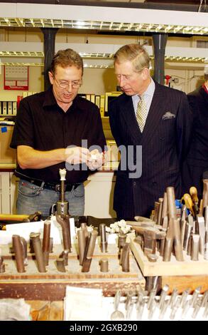 Il Principe di Galles studia il lavoro di hallmarking, durante una visita alla Goldsmith' Hall nella città di Londra, giovedì 10 febbraio 2005, dove incontrò giovani gioiellieri e argentisti e vide esempi del loro lavoro. Clarence House ha annunciato oggi che il principe Charles sposerà il suo compagno di lunga data Camilla Parker Bowles venerdì 8 aprile 2005, al Castello di Windsor. Anwar Hussein/allactiondigital.com Foto Stock