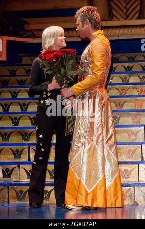 Darren Day e Suzanne Shaw posano con una dozzina di rose rosse al New London Theatre il 10.02.05, per promuovere il cambiamento del cast per il musical Joseph di Andrew Lloyd Webber e il fantastico Dreamcoat Technicolor. Foto Stock