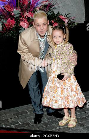 Brian Harvey e la figlia arrivano al London Television Center di Londra martedì 15 febbraio per "un'udienza con .... Joe Pasquale". Foto Stock