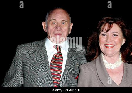 La stella di EastEnders John Bardon arriva al London Television Center di Londra, martedì 15 febbraio, per 'un'udienza con....Joe Pasquale'. Foto Stock