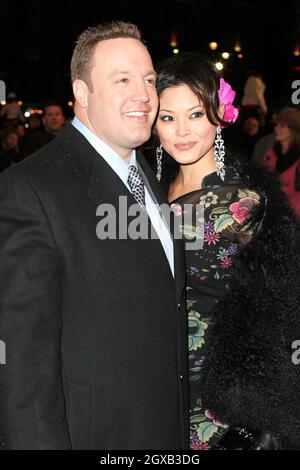 Kevin James e Steffiana de la Cruz partecipano alla prima di Londra di Hitch. Foto Stock