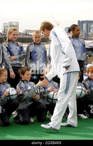 David Beckham al lancio della "David Beckham Academy", Trinity Bouy Wharf, Londra E14, 14 marzo 2005. Foto Stock