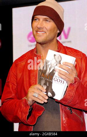 La stella di Bros Matt Goss, firma copie della sua autobiografia "più che conosci" a HMV Oxford Street, Londra, 14 marzo. Foto Stock