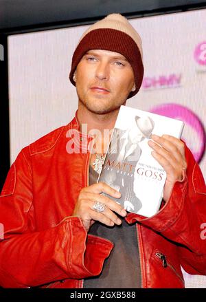 La stella di Bros Matt Goss, firma copie della sua autobiografia "più che conosci" a HMV Oxford Street, Londra, 14 marzo. Foto Stock