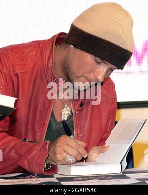 La stella di Bros Matt Goss, firma copie della sua autobiografia "più che conosci" a HMV Oxford Street, Londra, 14 marzo. Foto Stock