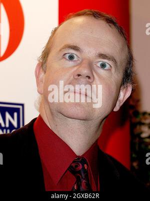 Ian Hislop si unisce alle Superstar più antiche della Gran Bretagna mentre si riuniscono per gli Oldie of the Year Awards al Simpson's-in-the-Strand di Londra. 22 marzo. Foto Stock