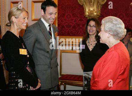 La regina britannica Elisabetta II incontra Ulrika Jonsson e suo marito Lance Gerrard-Wright in un'accoglienza per il Servizio volontario reale delle donne a St James's Palace, nel centro di Londra, lunedì 21 marzo 2005. Anwar Hussein/allactiondigital.com Foto Stock