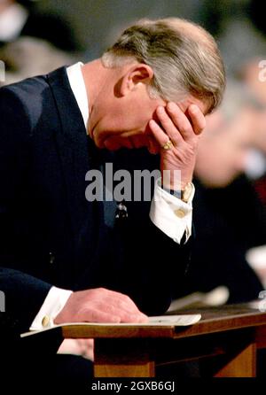 Il principe britannico Charles inchina il suo capo ad un servizio in memoria di Papa Giovanni Paolo II alla Cattedrale di Westminster a Londra il 4 aprile 2005. Papa Giovanni Paolo sarà sepolto nella Basilica di San Pietro l'8 aprile, i cardinali cattolici hanno deciso lunedì di iniziare a progettare il futuro della Chiesa dopo la morte dell'uomo che l'ha guidata per un quarto di secolo. Il Principe Carlo ha rinviato il suo matrimonio all'amante di lunga data Camilla Parker Bowles da venerdì a sabato, in modo che possa assistere ai funerali di Papa Giovanni Paolo a Roma. Anwar Hussein/allactiondigital.com Foto Stock